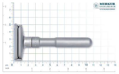 Станок Т-образный для бритья MERKUR FUTUR 700, матовое хромированное покрытие, сатинированный, прямой срез, закрытый гребень, лезвие в комплекте (1шт)