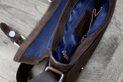 Сумка через плечо KLONDIKE DIGGER «Joe», натуральная кожа в темно-коричневом цвете, 28 x 32 x 8 см