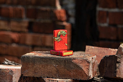 Зажигалка ZIPPO Dragon Design с покрытием 540 Tumbled Brass, латунь/сталь, разноцветная, 38x13x57 мм