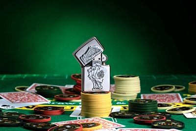 Зажигалка ZIPPO Dead Mans Hand с покрытием Street Chrome, латунь/сталь, серебристая, 38x13x57 мм